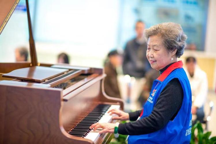 抖音 钢琴 老人