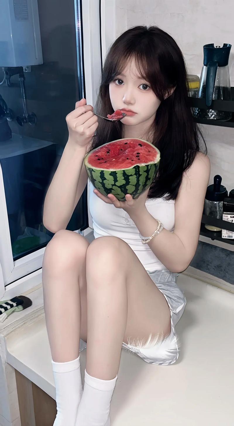 快手西瓜妹妹的真实身份背景与走红原因是什么?她的日常内容为何能吸引大量粉丝关注?