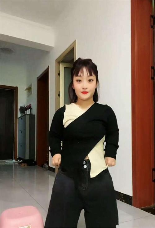 快手有个女侏儒很漂亮
