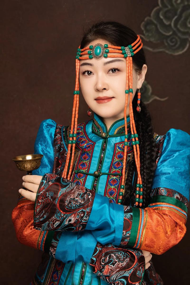 抖音上的蒙语女声歌声为何能跨越语言界限，引发全网听众的情感共鸣？